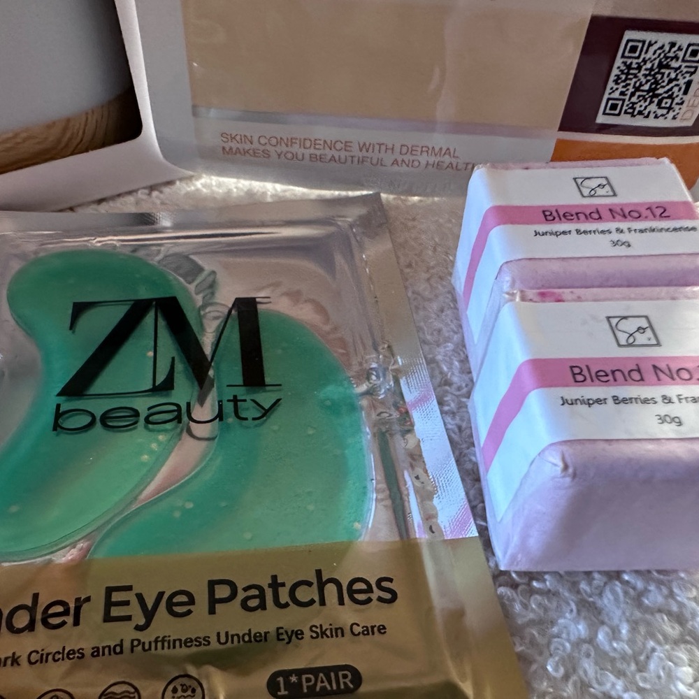 Pillowfort Wake-Up light, headband,retinol face cream, toothbrush & beauty items - Picture 2 of 11